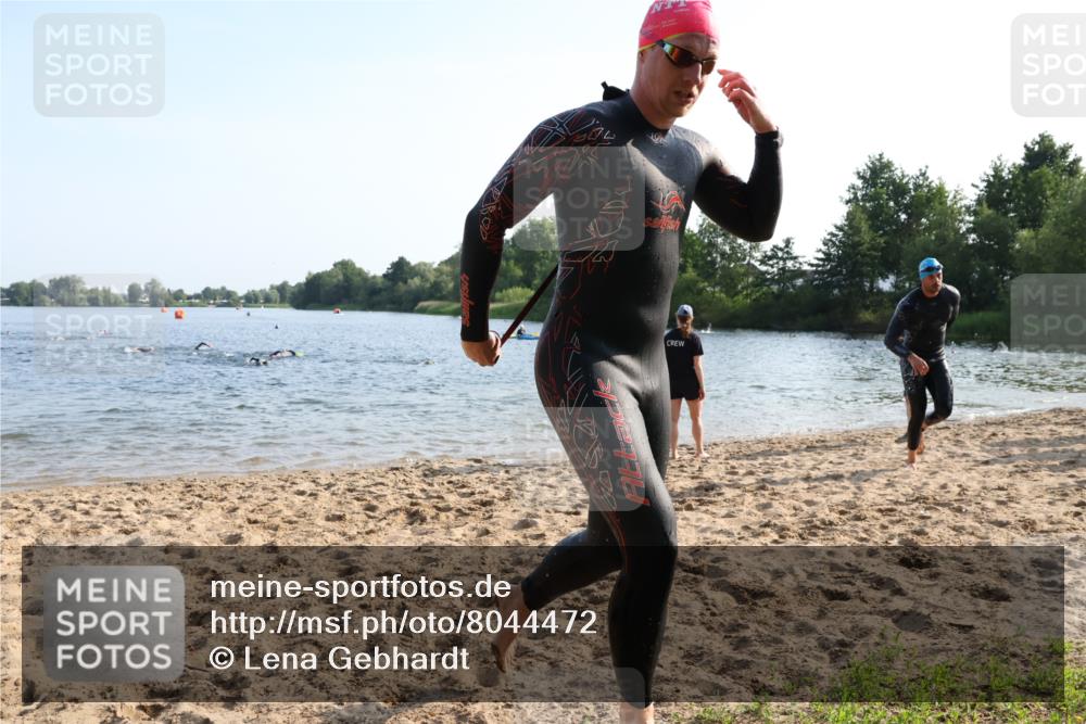 15.06.2025 - 27. Vierlanden-Triathlon Lena Gebhardt http://msf.ph/oto/8044472 15.06.2025 08:35:39 Schwimmen 6, 21, 75, 85, 158 meine-sportfotos.de