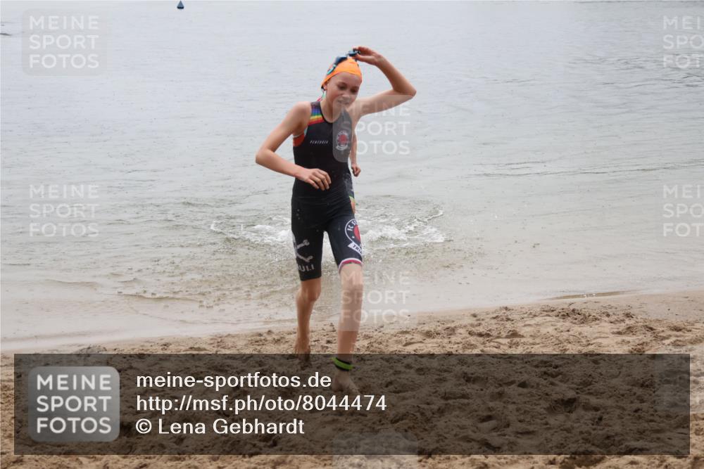 21.06.2025 - 27. Vierlanden-Triathlon Lena Gebhardt http://msf.ph/oto/8044474 15.06.2025 14:40:08 Schwimmen 1348, 1350 meine-sportfotos.de