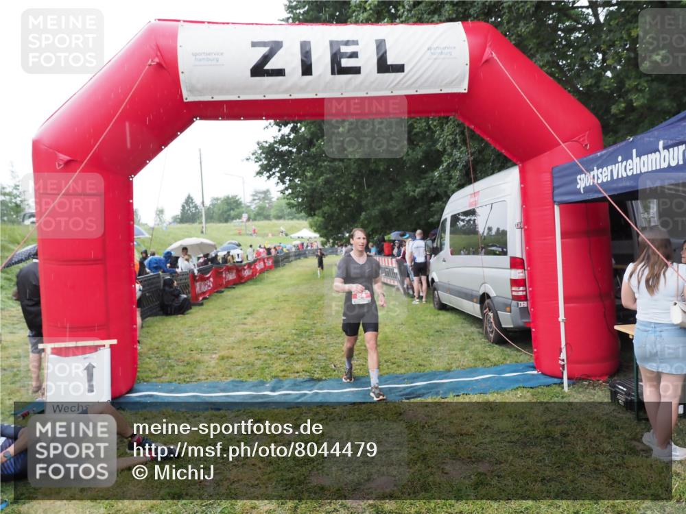 21.06.2025 - 27. Vierlanden-Triathlon MichiJ http://msf.ph/oto/8044479 15.06.2026 13:47:18 Ziel 84 meine-sportfotos.de