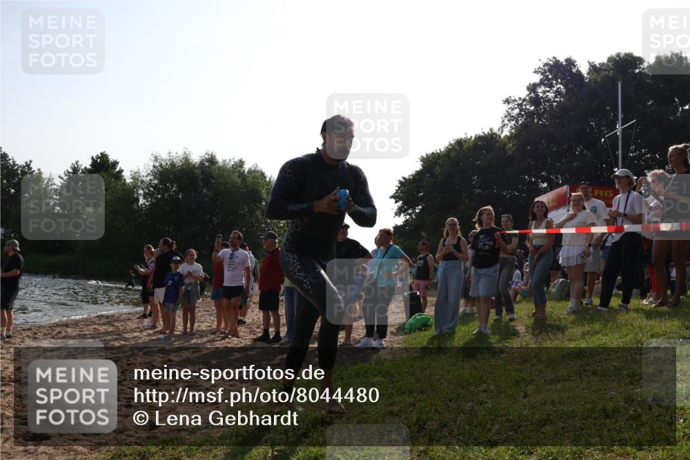15.06.2025 - 27. Vierlanden-Triathlon Lena Gebhardt http://msf.ph/oto/8044480 15.06.2025 08:35:40 Schwimmen 6, 21, 75, 85, 158 meine-sportfotos.de