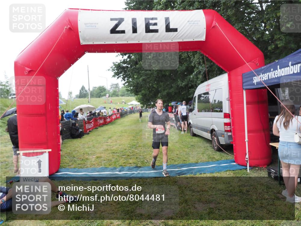 21.06.2025 - 27. Vierlanden-Triathlon MichiJ http://msf.ph/oto/8044481 15.06.2026 13:47:18 Ziel 84 meine-sportfotos.de