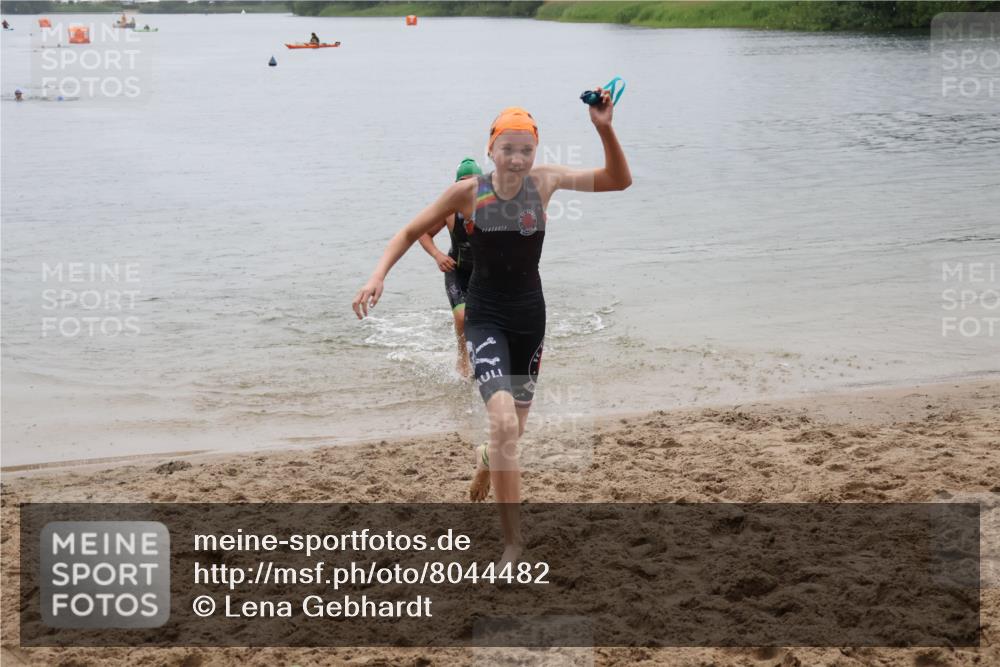 21.06.2025 - 27. Vierlanden-Triathlon Lena Gebhardt http://msf.ph/oto/8044482 15.06.2025 14:40:09 Schwimmen 1348, 1350 meine-sportfotos.de