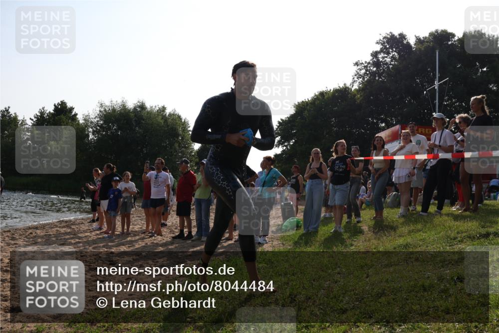 15.06.2025 - 27. Vierlanden-Triathlon Lena Gebhardt http://msf.ph/oto/8044484 15.06.2025 08:35:41 Schwimmen 6, 21, 75, 85, 158 meine-sportfotos.de