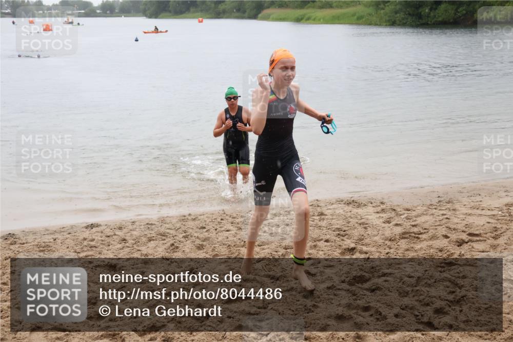 21.06.2025 - 27. Vierlanden-Triathlon Lena Gebhardt http://msf.ph/oto/8044486 15.06.2025 14:40:09 Schwimmen 1348, 1350 meine-sportfotos.de