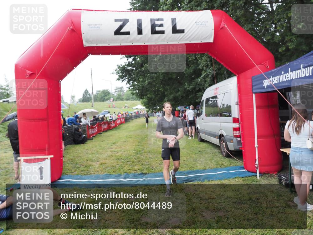 21.06.2025 - 27. Vierlanden-Triathlon MichiJ http://msf.ph/oto/8044489 15.06.2026 13:47:18 Ziel 84 meine-sportfotos.de