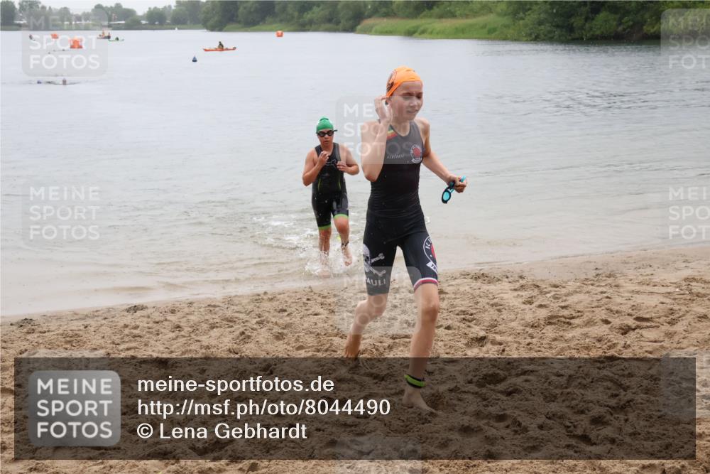21.06.2025 - 27. Vierlanden-Triathlon Lena Gebhardt http://msf.ph/oto/8044490 15.06.2025 14:40:09 Schwimmen 1348, 1350 meine-sportfotos.de