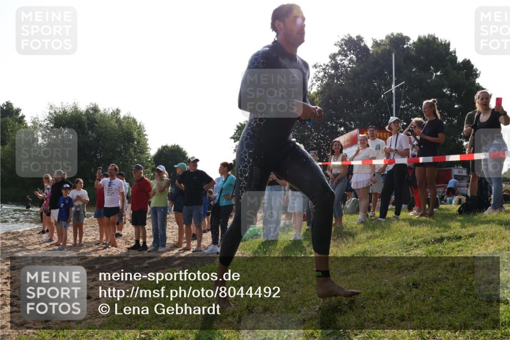15.06.2025 - 27. Vierlanden-Triathlon Lena Gebhardt http://msf.ph/oto/8044492 15.06.2025 08:35:41 Schwimmen 6, 21, 75, 85, 158 meine-sportfotos.de