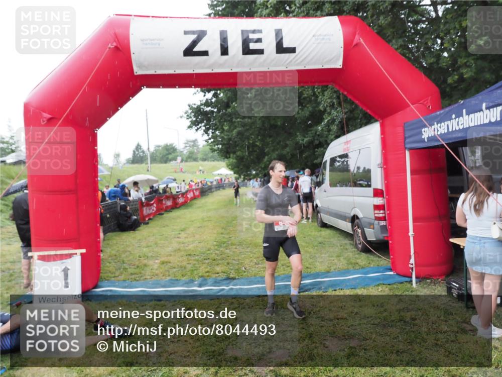 21.06.2025 - 27. Vierlanden-Triathlon MichiJ http://msf.ph/oto/8044493 15.06.2026 13:47:19 Ziel 84, 1147 meine-sportfotos.de