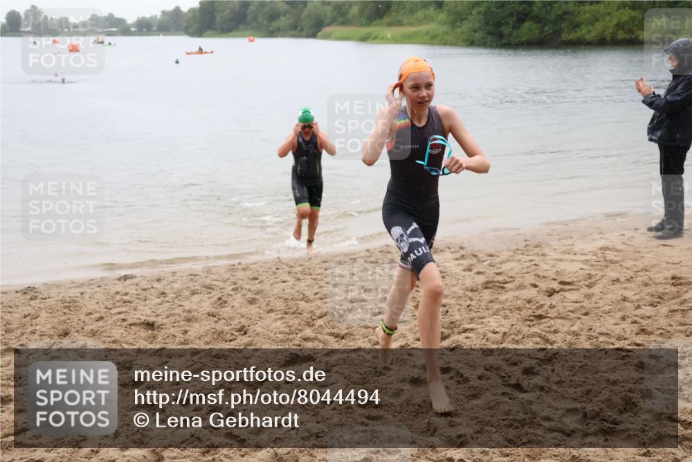 21.06.2025 - 27. Vierlanden-Triathlon Lena Gebhardt http://msf.ph/oto/8044494 15.06.2025 14:40:09 Schwimmen 1348, 1350 meine-sportfotos.de
