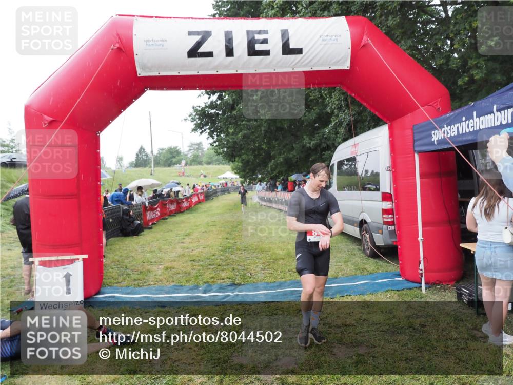 21.06.2025 - 27. Vierlanden-Triathlon MichiJ http://msf.ph/oto/8044502 15.06.2026 13:47:19 Ziel 84, 1147 meine-sportfotos.de