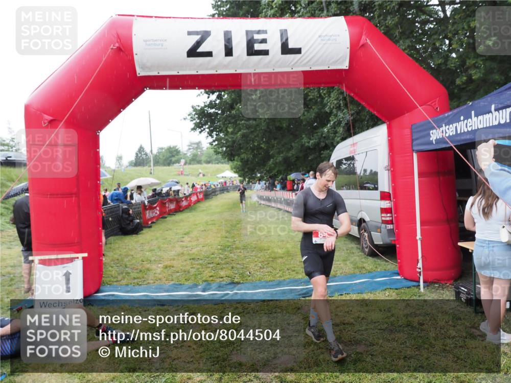 21.06.2025 - 27. Vierlanden-Triathlon MichiJ http://msf.ph/oto/8044504 15.06.2026 13:47:19 Ziel 84, 1147 meine-sportfotos.de