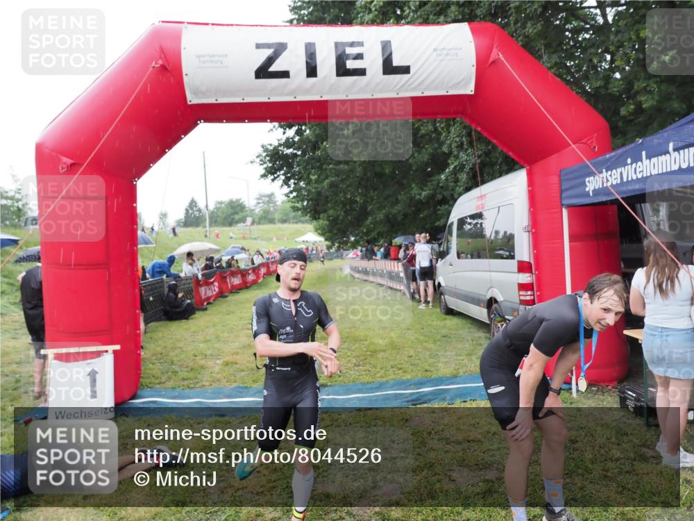 21.06.2025 - 27. Vierlanden-Triathlon MichiJ http://msf.ph/oto/8044526 15.06.2026 13:47:24 Ziel 84, 1147 meine-sportfotos.de