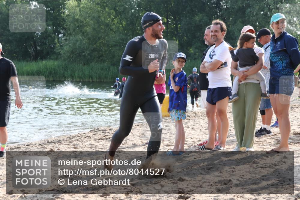 15.06.2025 - 27. Vierlanden-Triathlon Lena Gebhardt http://msf.ph/oto/8044527 15.06.2025 08:36:22 Schwimmen 29 meine-sportfotos.de