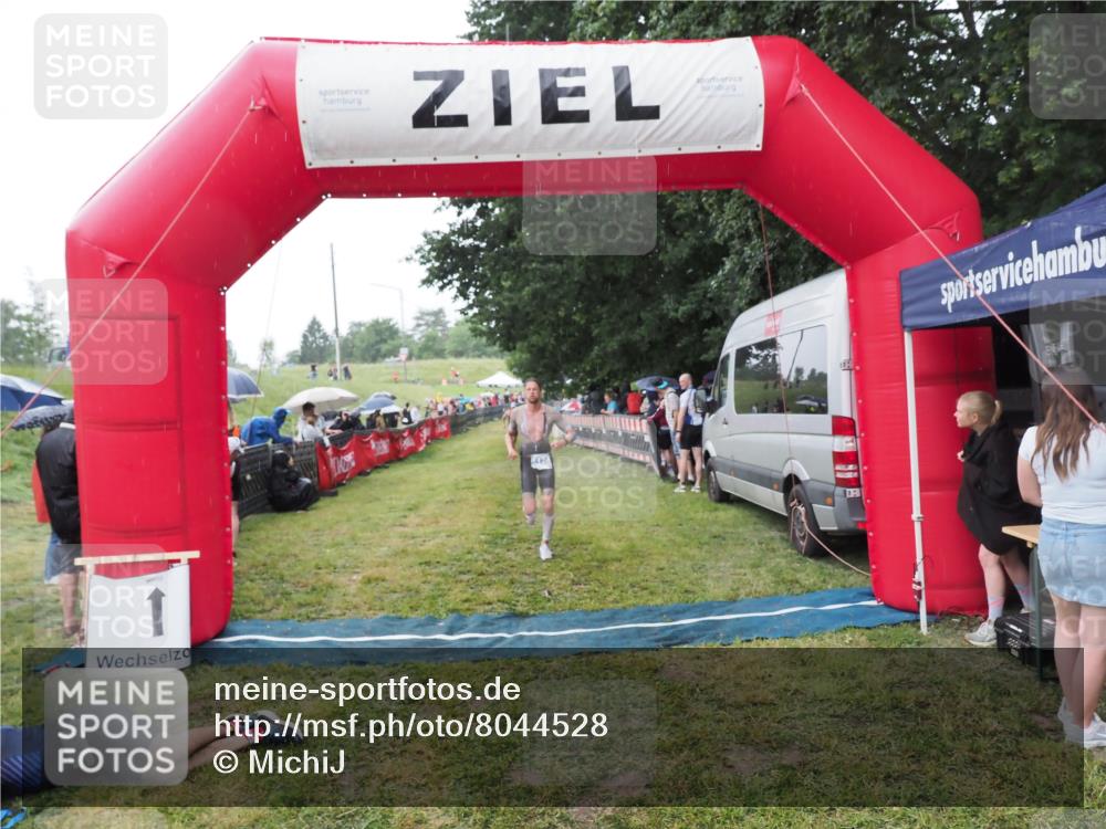 21.06.2025 - 27. Vierlanden-Triathlon MichiJ http://msf.ph/oto/8044528 15.06.2026 13:47:32 Ziel 1118, 1124 meine-sportfotos.de