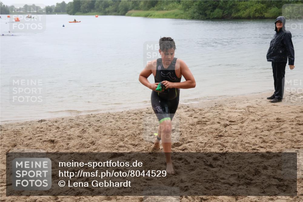 21.06.2025 - 27. Vierlanden-Triathlon Lena Gebhardt http://msf.ph/oto/8044529 15.06.2025 14:40:11 Schwimmen 1348, 1350 meine-sportfotos.de