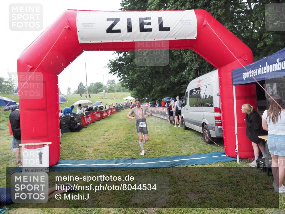 21.06.2025 - 27. Vierlanden-Triathlon MichiJ http://msf.ph/oto/8044534 15.06.2026 13:47:32 Ziel 1118, 1124 meine-sportfotos.de