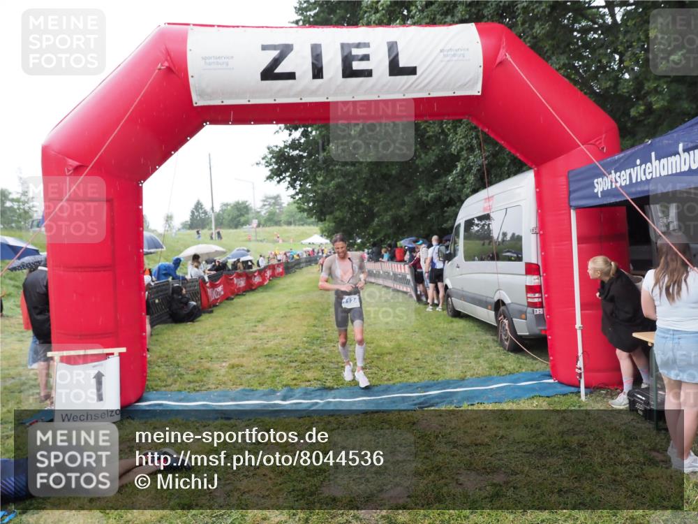21.06.2025 - 27. Vierlanden-Triathlon MichiJ http://msf.ph/oto/8044536 15.06.2026 13:47:32 Ziel 1118, 1124 meine-sportfotos.de