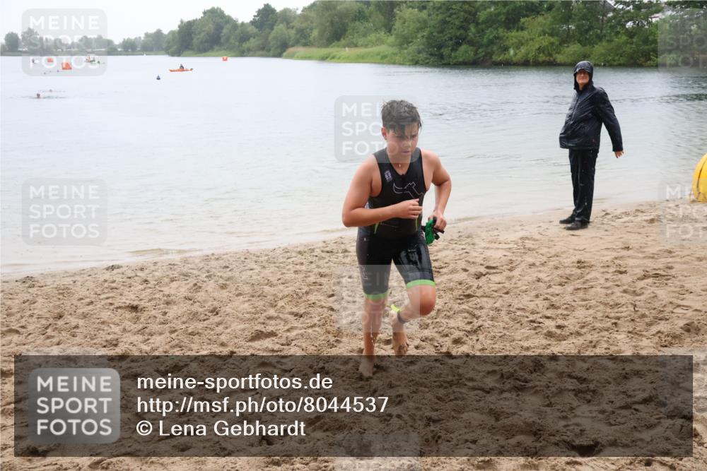 21.06.2025 - 27. Vierlanden-Triathlon Lena Gebhardt http://msf.ph/oto/8044537 15.06.2025 14:40:12 Schwimmen 1348, 1350 meine-sportfotos.de