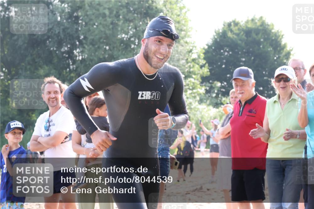 15.06.2025 - 27. Vierlanden-Triathlon Lena Gebhardt http://msf.ph/oto/8044539 15.06.2025 08:36:23 Schwimmen 29 meine-sportfotos.de
