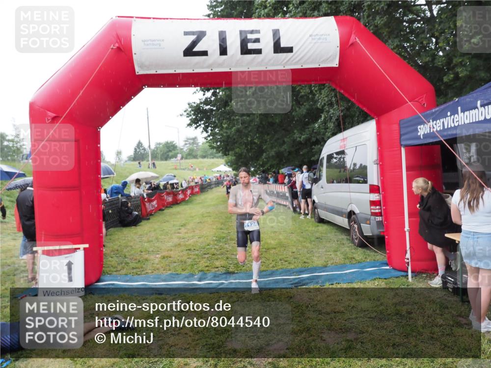 21.06.2025 - 27. Vierlanden-Triathlon MichiJ http://msf.ph/oto/8044540 15.06.2026 13:47:32 Ziel 1118, 1124 meine-sportfotos.de
