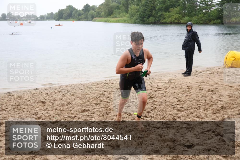 21.06.2025 - 27. Vierlanden-Triathlon Lena Gebhardt http://msf.ph/oto/8044541 15.06.2025 14:40:12 Schwimmen 1348, 1350 meine-sportfotos.de