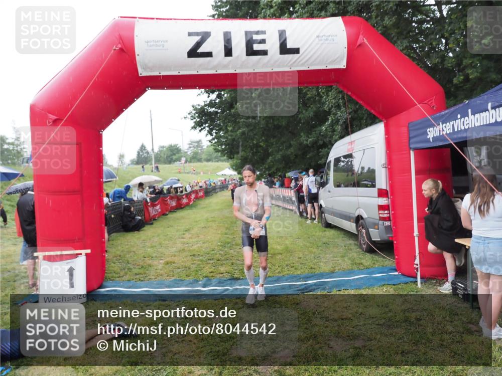 21.06.2025 - 27. Vierlanden-Triathlon MichiJ http://msf.ph/oto/8044542 15.06.2026 13:47:33 Ziel 1118, 1124 meine-sportfotos.de