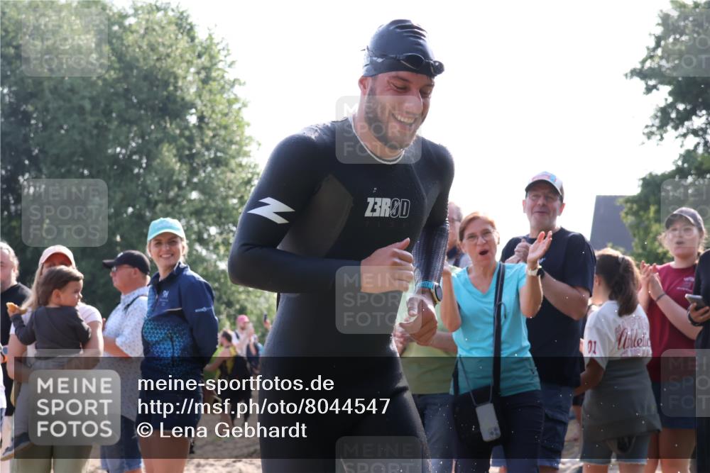 15.06.2025 - 27. Vierlanden-Triathlon Lena Gebhardt http://msf.ph/oto/8044547 15.06.2025 08:36:23 Schwimmen 29 meine-sportfotos.de