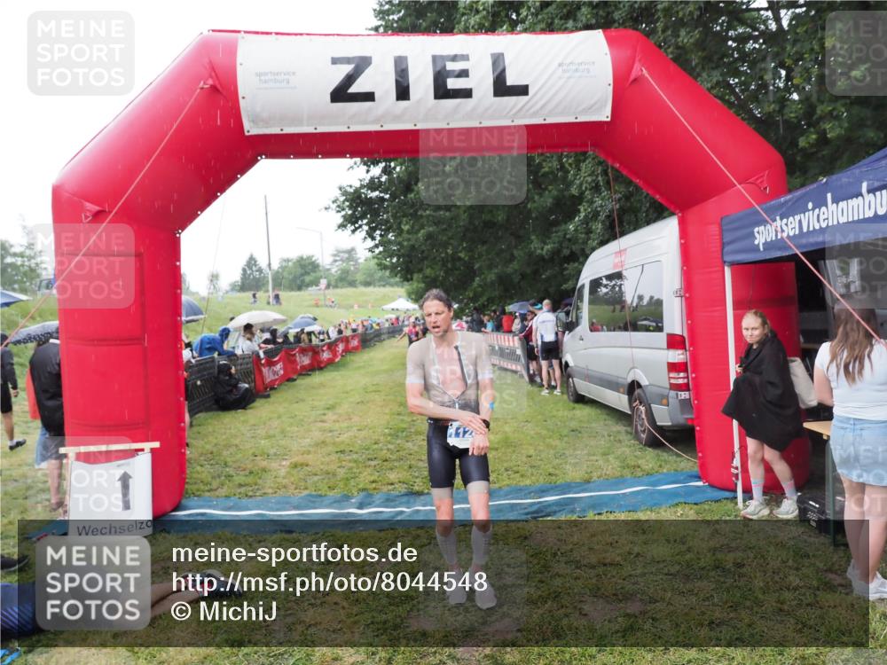 21.06.2025 - 27. Vierlanden-Triathlon MichiJ http://msf.ph/oto/8044548 15.06.2026 13:47:33 Ziel 1118, 1124 meine-sportfotos.de