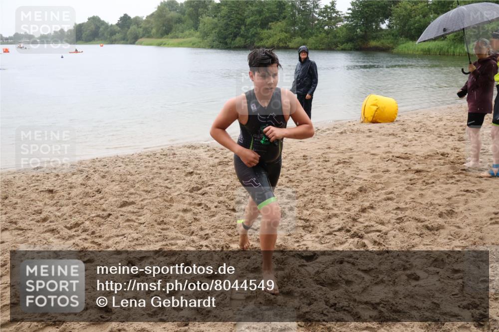 21.06.2025 - 27. Vierlanden-Triathlon Lena Gebhardt http://msf.ph/oto/8044549 15.06.2025 14:40:12 Schwimmen 1348, 1350 meine-sportfotos.de