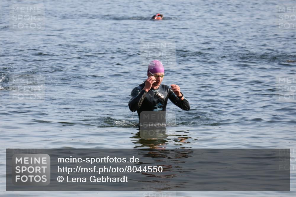 15.06.2025 - 27. Vierlanden-Triathlon Lena Gebhardt http://msf.ph/oto/8044550 15.06.2025 08:36:30 Schwimmen 29, 83 meine-sportfotos.de
