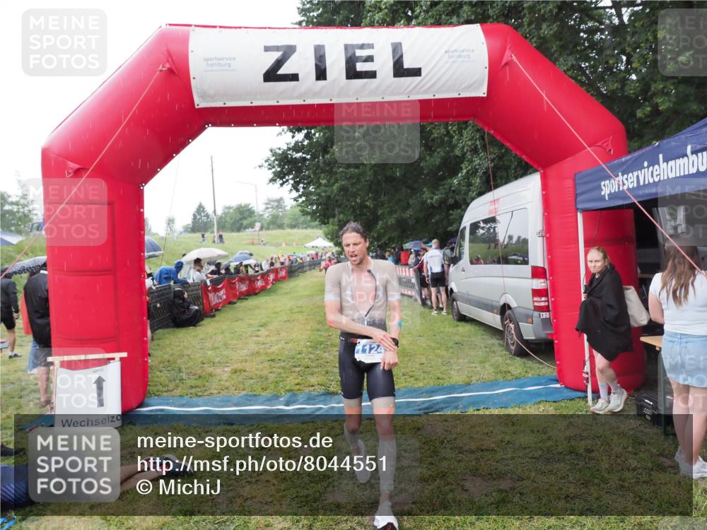 21.06.2025 - 27. Vierlanden-Triathlon MichiJ http://msf.ph/oto/8044551 15.06.2026 13:47:33 Ziel 1118, 1124 meine-sportfotos.de