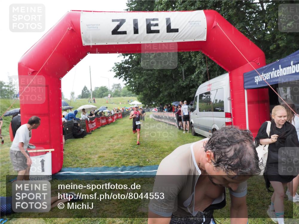 21.06.2025 - 27. Vierlanden-Triathlon MichiJ http://msf.ph/oto/8044553 15.06.2026 13:47:35 Ziel 1118, 1124, 1145 meine-sportfotos.de