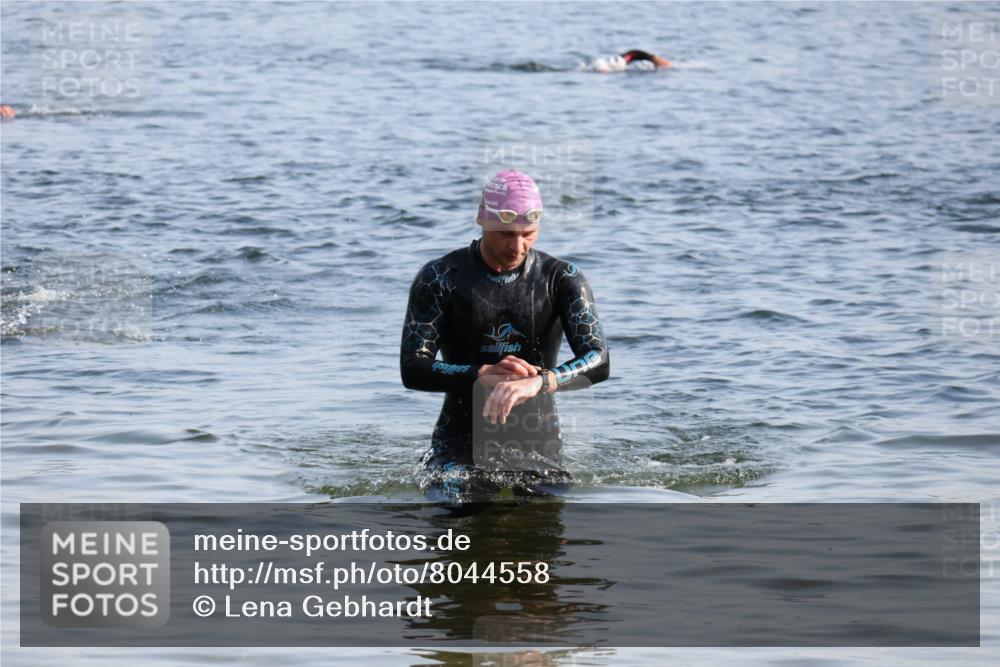 15.06.2025 - 27. Vierlanden-Triathlon Lena Gebhardt http://msf.ph/oto/8044558 15.06.2025 08:36:32 Schwimmen 29, 83 meine-sportfotos.de