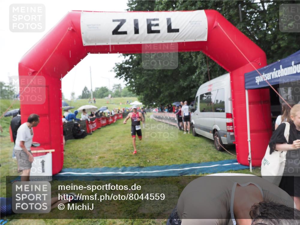 21.06.2025 - 27. Vierlanden-Triathlon MichiJ http://msf.ph/oto/8044559 15.06.2026 13:47:35 Ziel 1118, 1124, 1145 meine-sportfotos.de