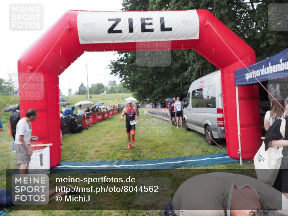 21.06.2025 - 27. Vierlanden-Triathlon MichiJ http://msf.ph/oto/8044562 15.06.2026 13:47:35 Ziel 1118, 1124, 1145 meine-sportfotos.de