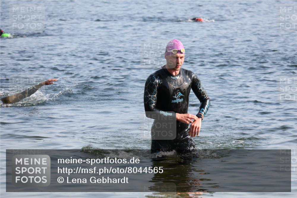 15.06.2025 - 27. Vierlanden-Triathlon Lena Gebhardt http://msf.ph/oto/8044565 15.06.2025 08:36:33 Schwimmen 83 meine-sportfotos.de