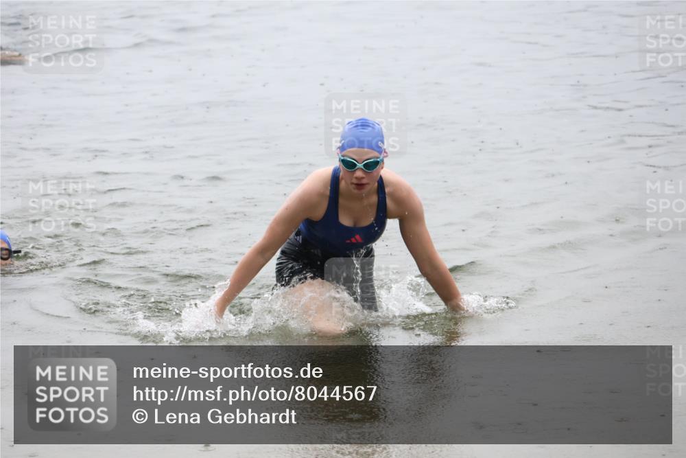 21.06.2025 - 27. Vierlanden-Triathlon Lena Gebhardt http://msf.ph/oto/8044567 15.06.2025 14:40:56 Schwimmen 1321, 1326 meine-sportfotos.de