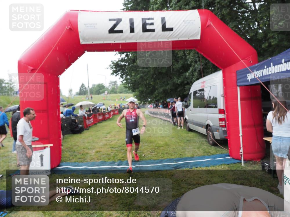 21.06.2025 - 27. Vierlanden-Triathlon MichiJ http://msf.ph/oto/8044570 15.06.2026 13:47:36 Ziel 1118, 1124, 1145 meine-sportfotos.de