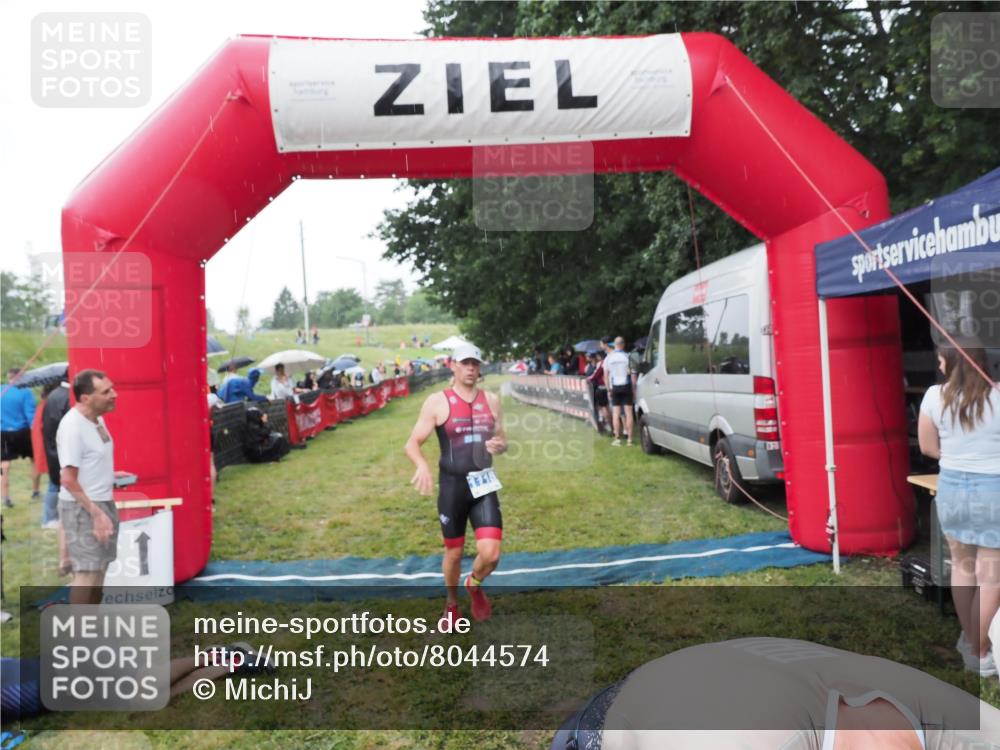 21.06.2025 - 27. Vierlanden-Triathlon MichiJ http://msf.ph/oto/8044574 15.06.2026 13:47:36 Ziel 1118, 1124, 1145 meine-sportfotos.de
