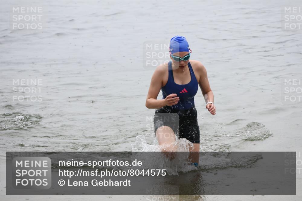 21.06.2025 - 27. Vierlanden-Triathlon Lena Gebhardt http://msf.ph/oto/8044575 15.06.2025 14:40:57 Schwimmen 1321, 1326 meine-sportfotos.de