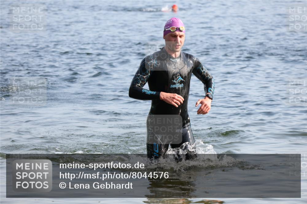15.06.2025 - 27. Vierlanden-Triathlon Lena Gebhardt http://msf.ph/oto/8044576 15.06.2025 08:36:34 Schwimmen 83 meine-sportfotos.de
