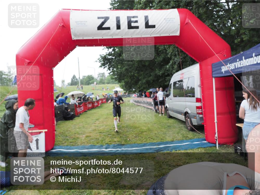 21.06.2025 - 27. Vierlanden-Triathlon MichiJ http://msf.ph/oto/8044577 15.06.2026 13:47:37 Ziel 1118, 1124, 1145 meine-sportfotos.de