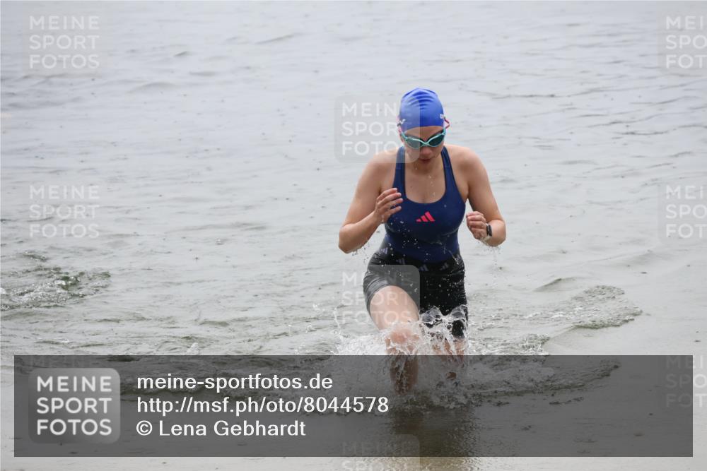 21.06.2025 - 27. Vierlanden-Triathlon Lena Gebhardt http://msf.ph/oto/8044578 15.06.2025 14:40:57 Schwimmen 1321, 1326 meine-sportfotos.de