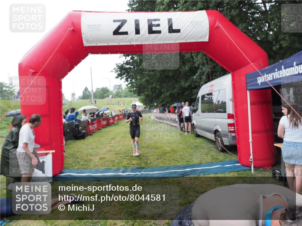 21.06.2025 - 27. Vierlanden-Triathlon MichiJ http://msf.ph/oto/8044581 15.06.2026 13:47:38 Ziel 1118, 1124, 1145 meine-sportfotos.de
