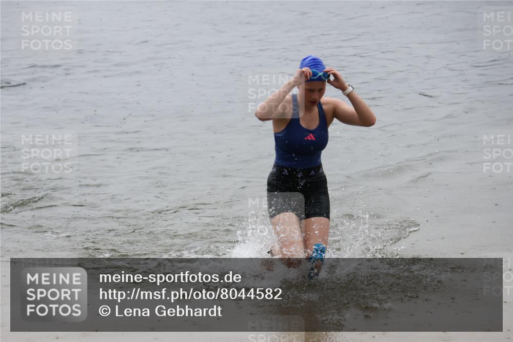 21.06.2025 - 27. Vierlanden-Triathlon Lena Gebhardt http://msf.ph/oto/8044582 15.06.2025 14:40:58 Schwimmen 1321, 1326 meine-sportfotos.de