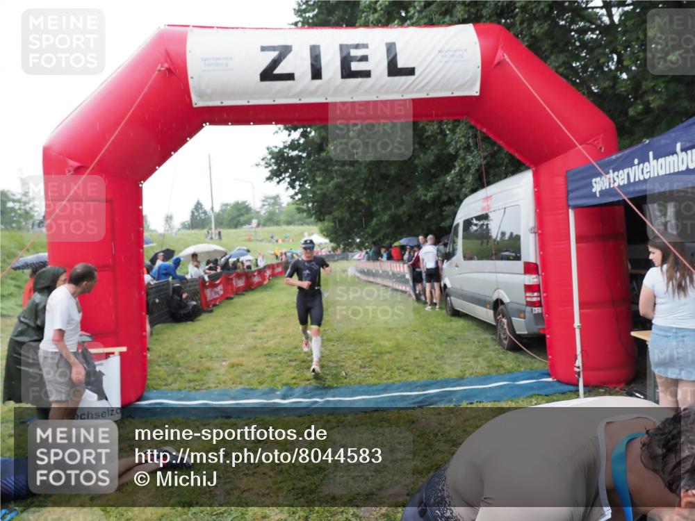 21.06.2025 - 27. Vierlanden-Triathlon MichiJ http://msf.ph/oto/8044583 15.06.2026 13:47:38 Ziel 1118, 1124, 1145 meine-sportfotos.de