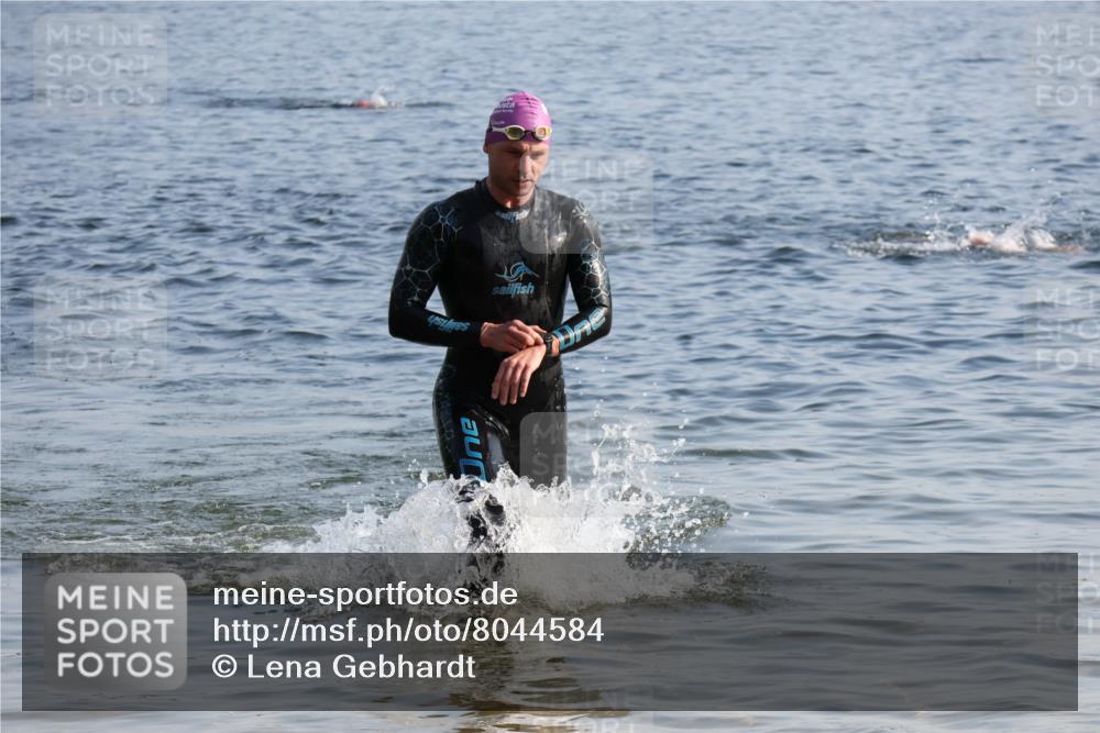 15.06.2025 - 27. Vierlanden-Triathlon Lena Gebhardt http://msf.ph/oto/8044584 15.06.2025 08:36:35 Schwimmen 83 meine-sportfotos.de