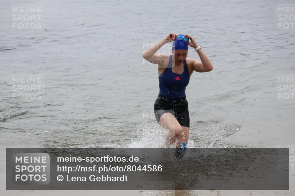 21.06.2025 - 27. Vierlanden-Triathlon Lena Gebhardt http://msf.ph/oto/8044586 15.06.2025 14:40:58 Schwimmen 1321, 1326 meine-sportfotos.de
