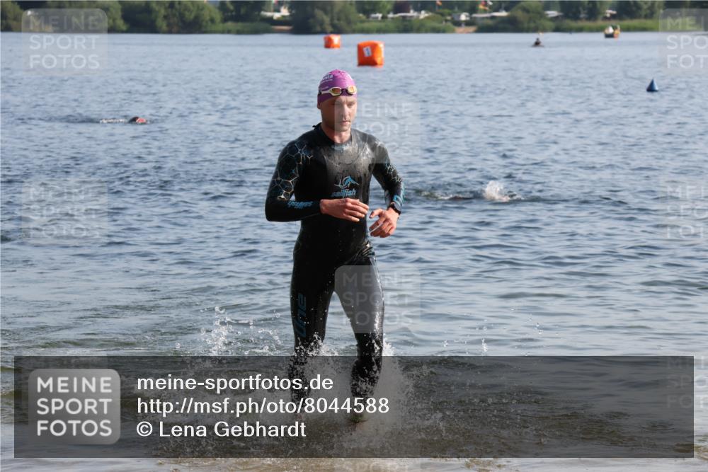15.06.2025 - 27. Vierlanden-Triathlon Lena Gebhardt http://msf.ph/oto/8044588 15.06.2025 08:36:36 Schwimmen 83 meine-sportfotos.de