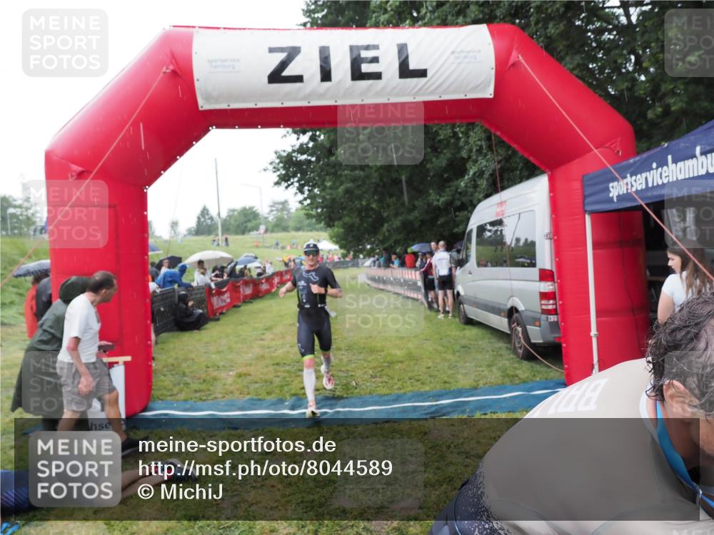 21.06.2025 - 27. Vierlanden-Triathlon MichiJ http://msf.ph/oto/8044589 15.06.2026 13:47:38 Ziel 1118, 1124, 1145 meine-sportfotos.de
